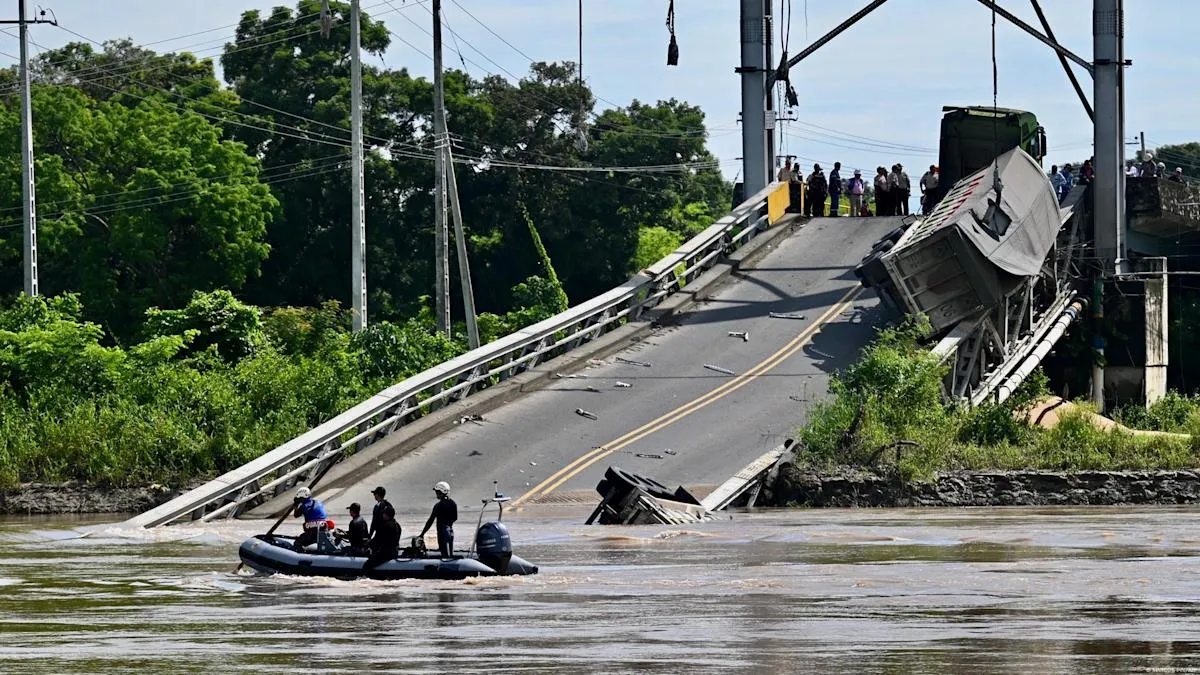 Cuatro muertos por la caída de un puente colgante en Ecuador - Radio 3 ...