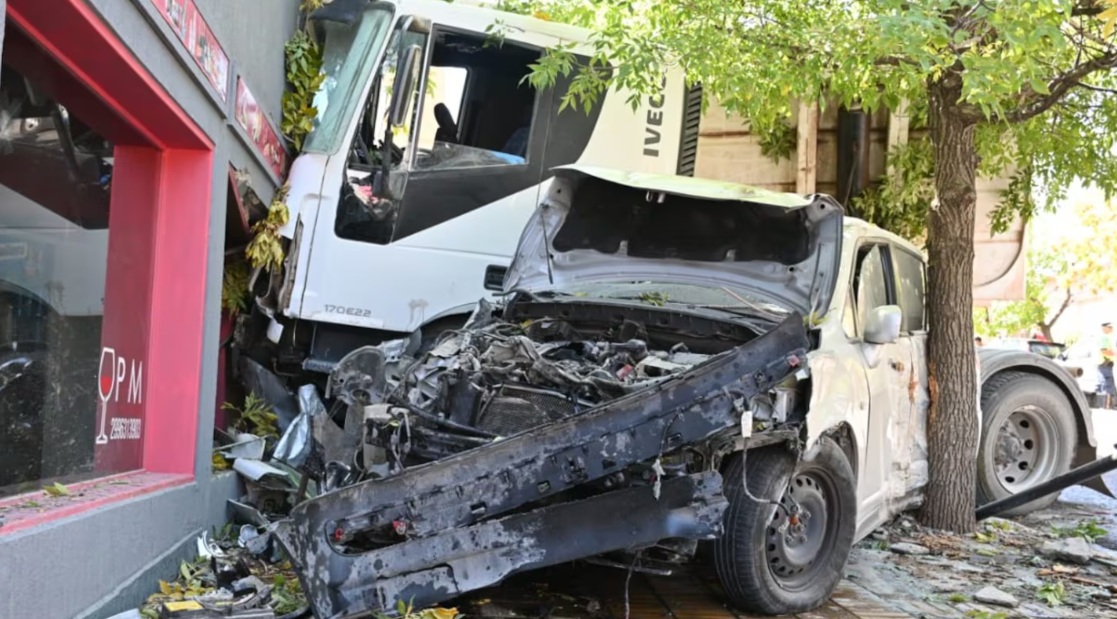 Camión de carga sin frenos arrasó con 10 autos y se incrustó en una ...