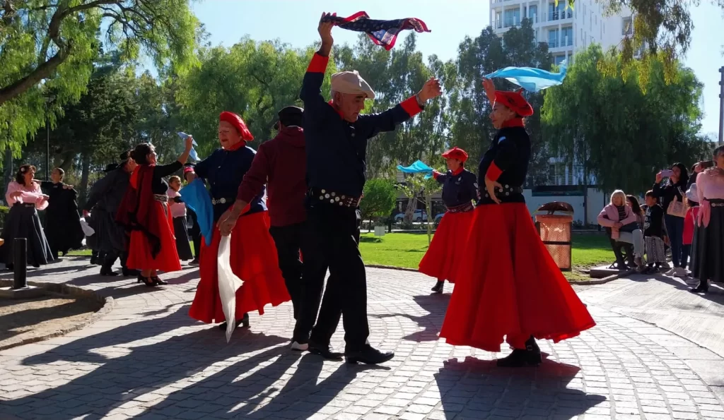 Día Nacional de la Zamba, zamba argentina, folclore argentino, zamba Puerto Madryn, intervención callejera Madryn, danza tradicional argentina, zamacueca, cueca cuyana, zamba carpera, cultura en la calle, ballet folclórico Madryn, pañuelos danza folclórica, identidad cultural argentina, danzas latinoamericanas, folclore en Madryn