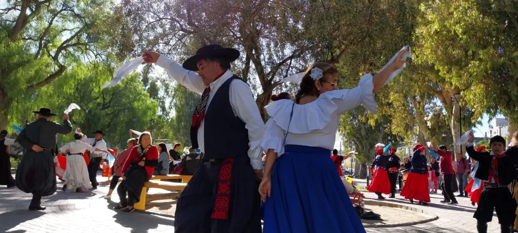 Día Nacional de la Zamba, zamba argentina, folclore argentino, zamba Puerto Madryn, intervención callejera Madryn, danza tradicional argentina, zamacueca, cueca cuyana, zamba carpera, cultura en la calle, ballet folclórico Madryn, pañuelos danza folclórica, identidad cultural argentina, danzas latinoamericanas, folclore en Madryn