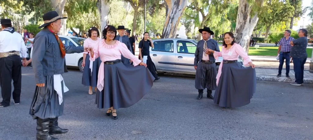 Día Nacional de la Zamba, zamba argentina, folclore argentino, zamba Puerto Madryn, intervención callejera Madryn, danza tradicional argentina, zamacueca, cueca cuyana, zamba carpera, cultura en la calle, ballet folclórico Madryn, pañuelos danza folclórica, identidad cultural argentina, danzas latinoamericanas, folclore en Madryn