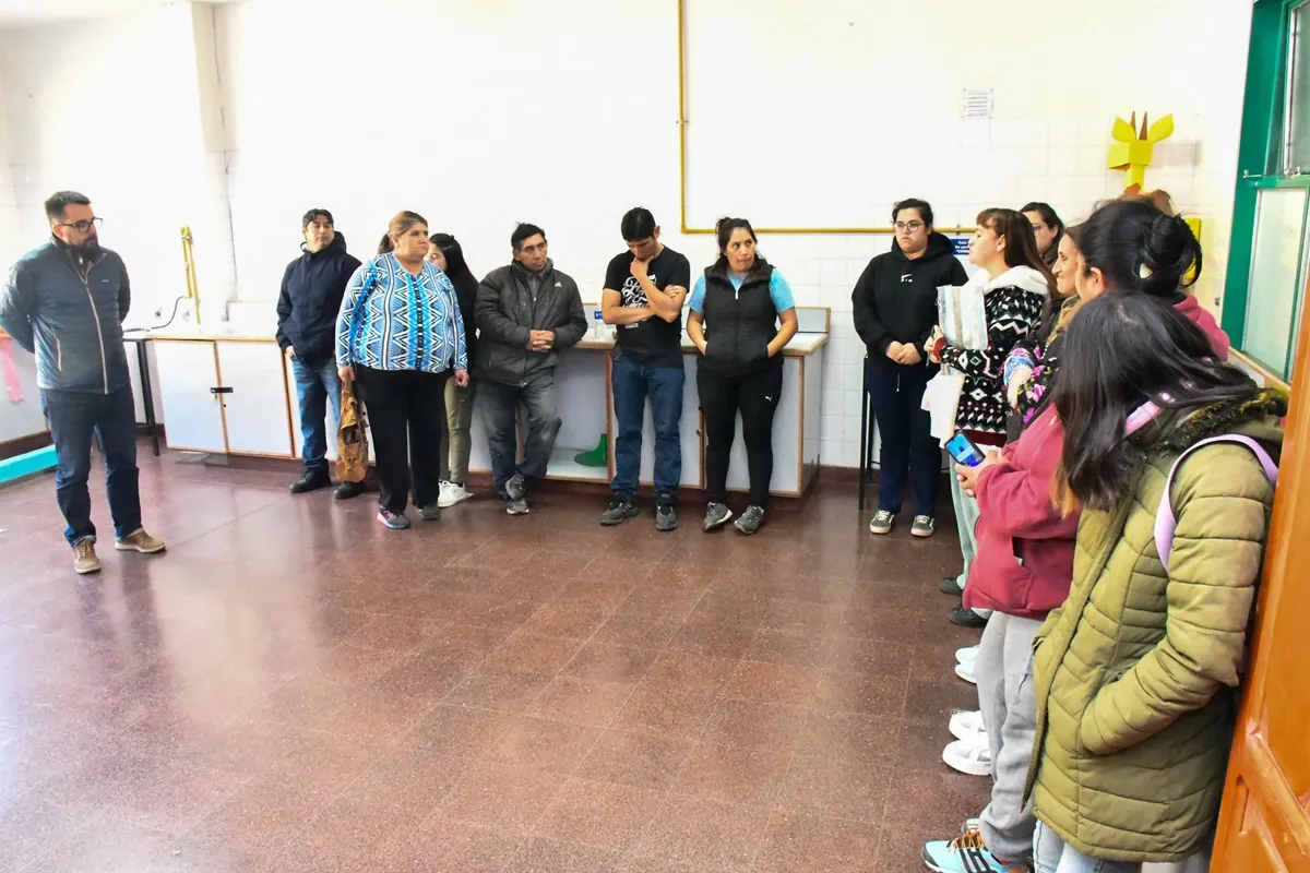Taccetta recorrió la Escuela 210 y ratificó su apoyo a la educación