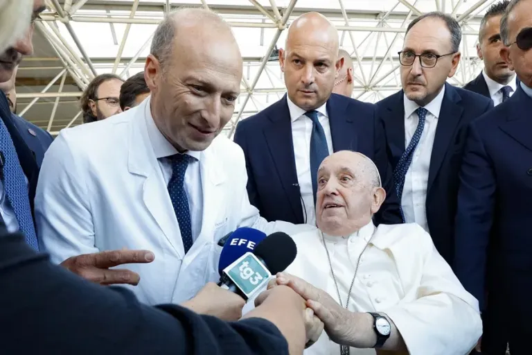 El médico del papa Francisco reveló los últimos instantes de su vida