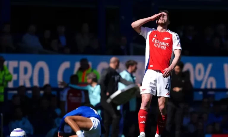 Everton frena al Arsenal y Liverpool se ilusiona