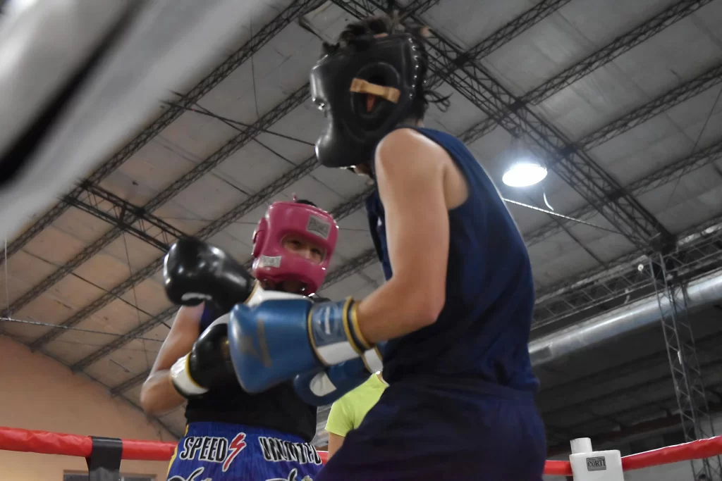 boxeo amateur Dolavon, velada de boxeo Chubut, Ariel Martínez boxeador, Tiziano Cheuqueman, James Boxing Dolavon, Dante Bowen intendente, boxeo municipal Dolavon, Aicon Jara, Ivo Hughes Trelew, escuelas de boxeo Chubut, eventos deportivos Dolavon, boxeo Patagonia, exhibiciones de boxeo, boxeo Esquel Trelew, noche de boxeo amateur