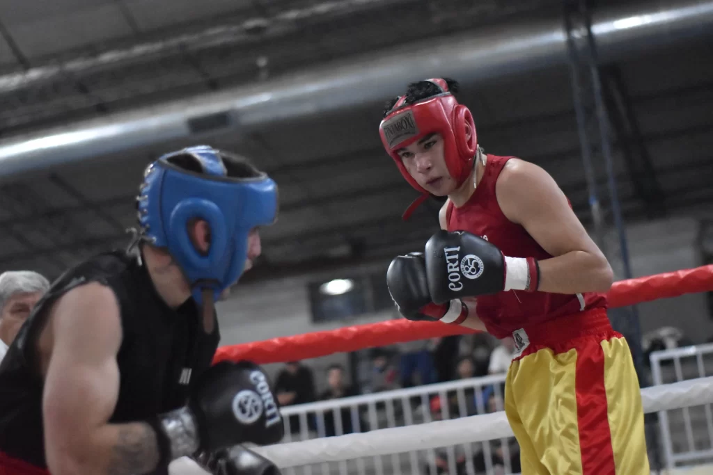 boxeo amateur Dolavon, velada de boxeo Chubut, Ariel Martínez boxeador, Tiziano Cheuqueman, James Boxing Dolavon, Dante Bowen intendente, boxeo municipal Dolavon, Aicon Jara, Ivo Hughes Trelew, escuelas de boxeo Chubut, eventos deportivos Dolavon, boxeo Patagonia, exhibiciones de boxeo, boxeo Esquel Trelew, noche de boxeo amateur