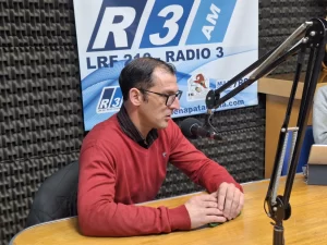 Leonardo Ferrelli en los estudios de Radio 3 de Trelew