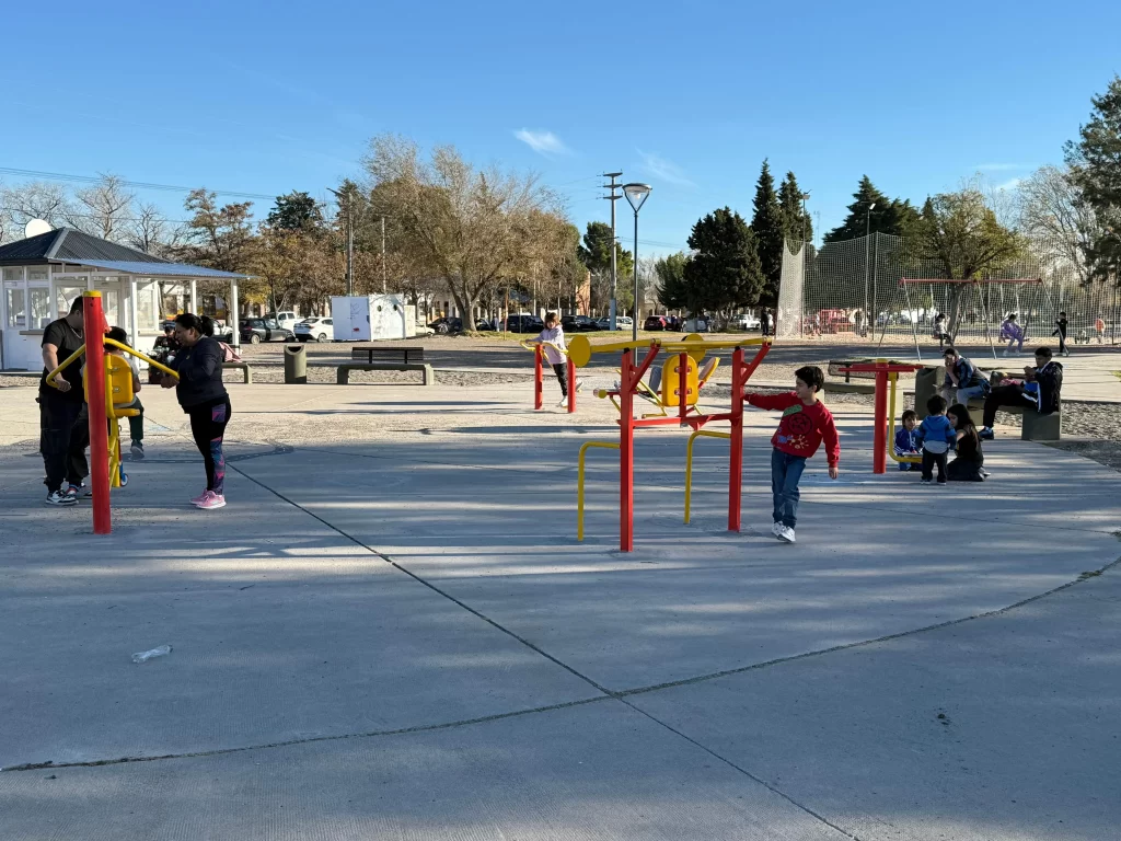 Trelew, espacios públicos, plazas de Trelew, Gerardo Merino, plan municipal Trelew, recuperación urbana, comunidad en Trelew, Puente Hendre, Laguna Cacique Chiquichano, plaza Brown, plaza Centenario, plaza Alfredo García, skatepark Trelew, cultura en espacios públicos, vida al aire libre
