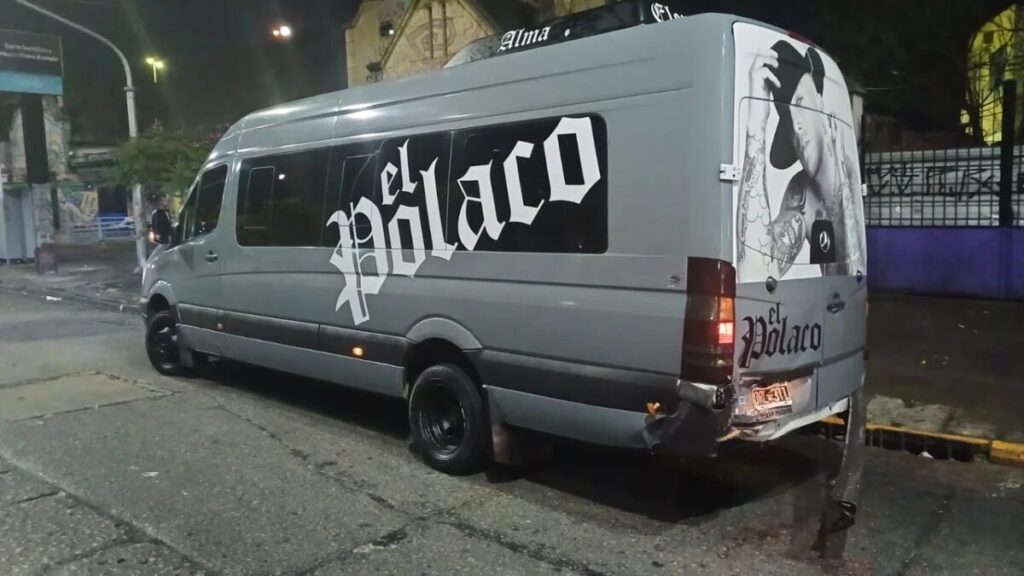 Un vehículo ploteado con imágenes del cantante protagonizó un accidente en Avellaneda; el músico no conducía y no hubo heridos graves.