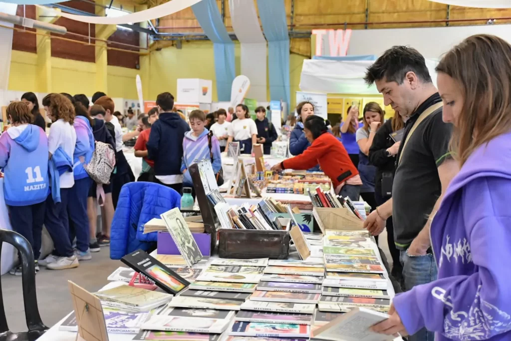 Feria del Libro 2025, Feria de las Artes Trelew, inscripción Feria del Libro, autores independientes, editoriales argentinas, librerías en ferias, eventos culturales Trelew, UNPSJB, Biblioteca Pedagógica Trelew, cultura en Trelew, presentación de libros, stands en ferias, convocatoria cultural, libros publicados 2022, actividades literarias
