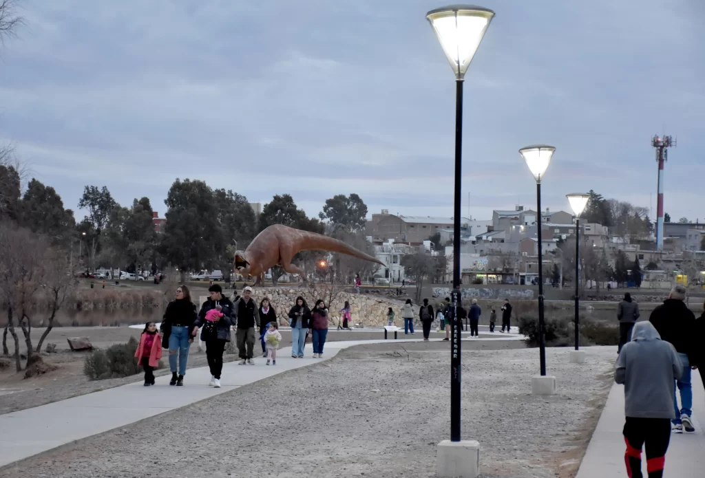 Trelew, receso invernal, turismo en Trelew, espacios públicos, laguna Cacique Chiquichano, plazas de Trelew, actividades recreativas, vacaciones en Trelew, Gerardo Merino, bienestar comunitario, vida barrial, Guardia Urbana Trelew, políticas ambientales Trelew, disfrute familiar, actividades al aire libre
