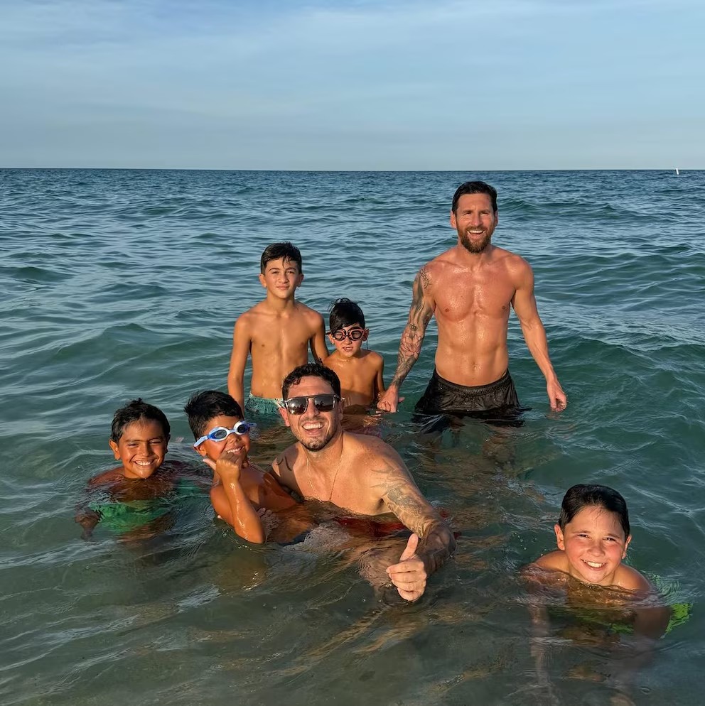 Lionel Messi,Antonela Roccuzzo,Inter Miami doblete,Messi goles MLS,Messi playa Miami,hijos de Messi,familia Messi,Messi Nashville SC,día libre Messi,Messi Instagram,tabla goleadores MLS,Messi vs Cristiano,Roccuzzo en la playa,Leagues Cup 2025,Messi tiro libre