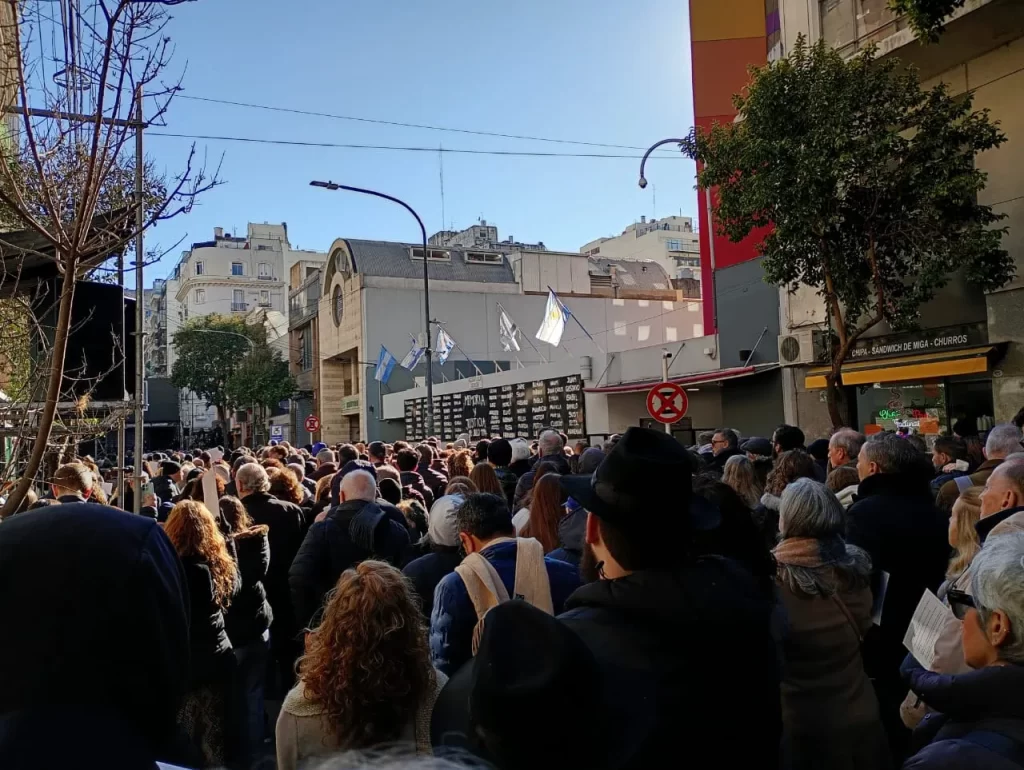 atentado a la AMIA, Radio 3 acto AMIA, Osvaldo Armoza AMIA, Irán responsable atentado AMIA, Hezbolá terrorismo Argentina, Salman Rauf Hezbolá, José Rabani AMIA, Alberto Nisman AMIA, juicio en ausencia AMIA, terrorismo en Argentina, Pasteur 633 homenaje AMIA, antisemitismo en 2025, atentados terroristas en Argentina, memoria y justicia AMIA, Radio 3 aniversario AMIA