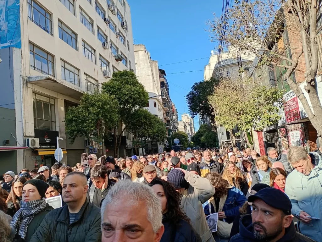 atentado a la AMIA, Radio 3 acto AMIA, Osvaldo Armoza AMIA, Irán responsable atentado AMIA, Hezbolá terrorismo Argentina, Salman Rauf Hezbolá, José Rabani AMIA, Alberto Nisman AMIA, juicio en ausencia AMIA, terrorismo en Argentina, Pasteur 633 homenaje AMIA, antisemitismo en 2025, atentados terroristas en Argentina, memoria y justicia AMIA, Radio 3 aniversario AMIA