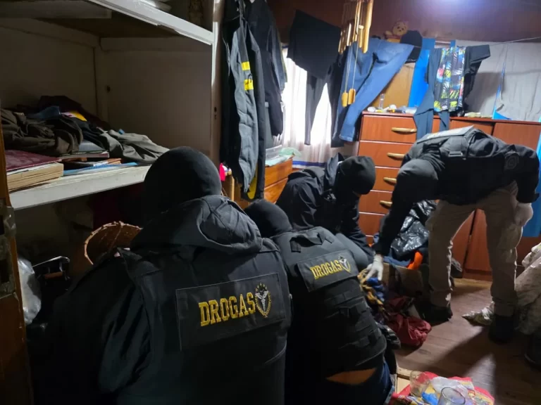 Allanan una vivienda en Esquel por presunto comercio de drogas al menudeo