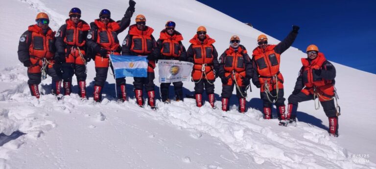 El Ejército Argentino logró una histórica cumbre en el Himalaya