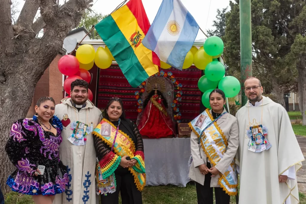 Virgen de Urkupiña, Gaiman, festividad religiosa, celebración cultural, música folclórica, danzas tradicionales, fraternidades, comunidad, fe y cultura, tradición argentina, identidad cultural, encuentro vecinal, turismo regional, evento religioso, patrimonio cultural