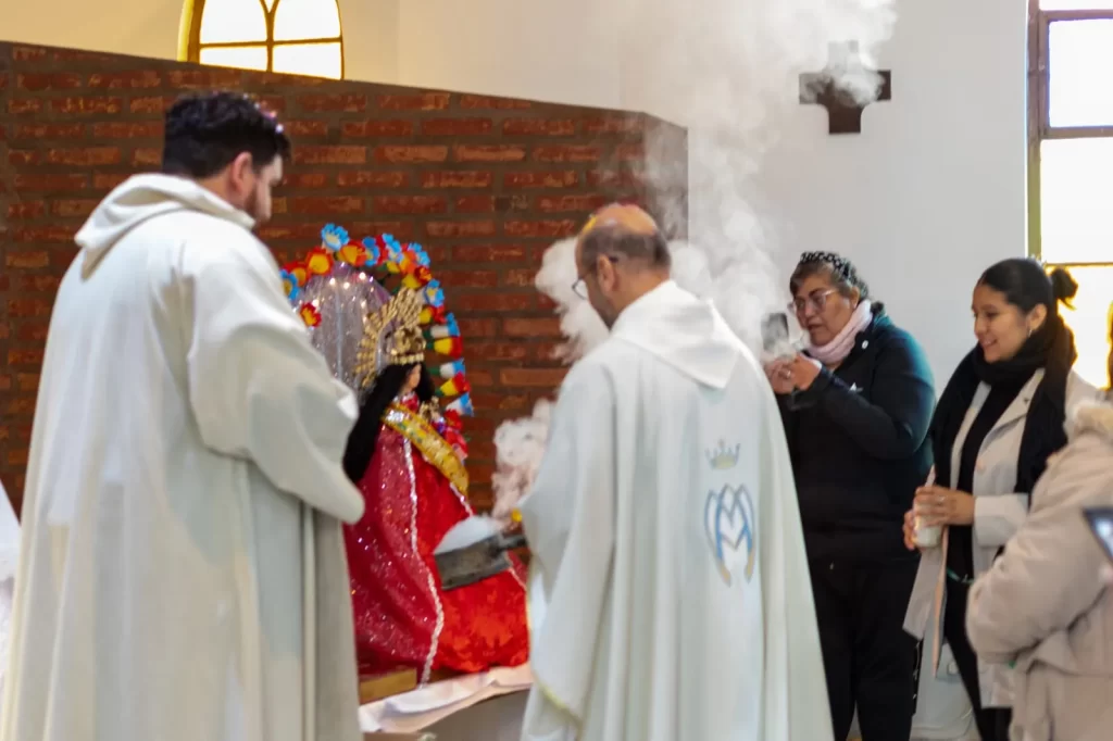 Virgen de Urkupiña, Gaiman, festividad religiosa, celebración cultural, música folclórica, danzas tradicionales, fraternidades, comunidad, fe y cultura, tradición argentina, identidad cultural, encuentro vecinal, turismo regional, evento religioso, patrimonio cultural