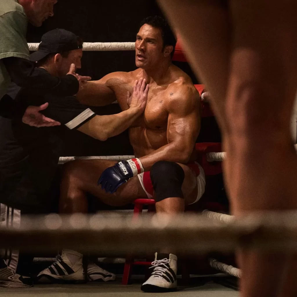 Dwayne Johnson, The Smashing Machine, Festival de Cine de Venecia, Oscar 2026, transformación física actores, Emily Blunt, Kazu Hiro, biopic MMA, Mark Kerr, cine dramático, pérdida de peso, caracterización actores, premios de cine, A24, actores Hollywood