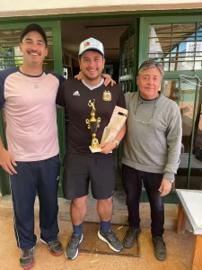 Guillermo Ghezzi, el campeón de 4ta masculina, junto al Oso Figueroa e Ismar.