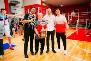 Di Fiore (camisa blanca), con su cuerpo técnico integrado por Tomás Ripóli, Daniel González y Leandro Maldonado. Jerez con la copa del Pre Federal. Foto: Facundo Bustelo (Prensa Huracán de Trelew Básquet).