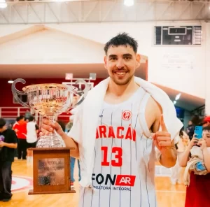 Jerez con la copa del Pre Federal. Foto: Facundo Bustelo (Prensa Huracán de Trelew Básquet).