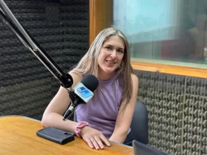 Laura Cuerpo en los Estudios de Radio 3 AM 780 de Trelew