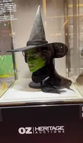 Heritage Auctions, El Mago de Oz, sombrero Bruja Malvada, Margaret Hamilton, cine clásico, memorabilia, subasta de cine, cultura popular, objetos icónicos, coleccionismo, Hollywood, vestuario cinematográfico, Oz 1939, piezas de colección, historia del cine