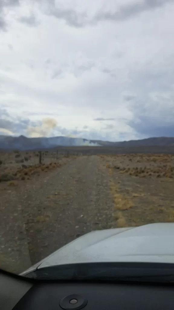 Bomberos Voluntarios de Esquel, incendio rural Esquel, Arroyo Pescado, incendio de campo Chubut, emergencia Esquel, bomberos Chubut, incendio por rayo, dotación de bomberos, operativo bomberos Esquel, fuego en campo Esquel, brigadistas Chubut, emergencias en Esquel, incendio forestal Chubut, móviles bomberos Esquel, noticias Esquel