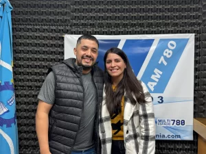 Brenda Guajardo y Walter Chacón en los estudios de Radio 3 AM 780 de Trelew