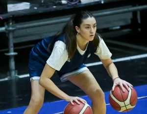 Martina Torres Paseggi entrenando con la Selección Argentina de Básquet