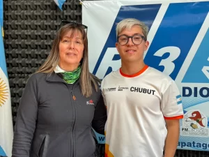 Tobías junto a su madre Viviana en los estudios de Radio 3.