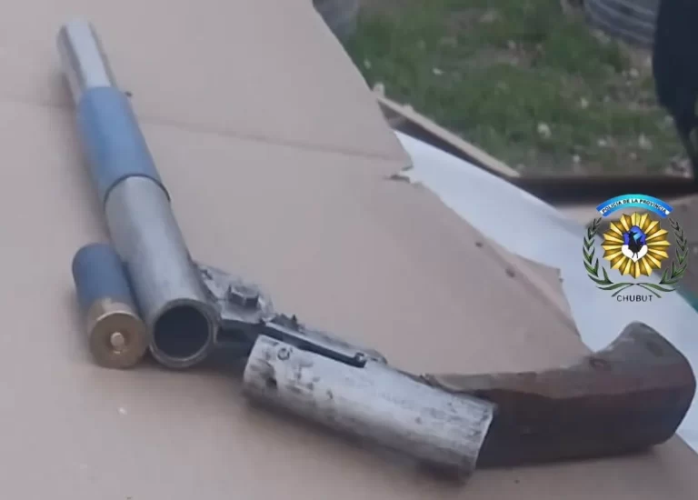 Caminaban por las calles de Trelew con un arma «tumbera» y los detuvieron