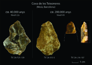 Selección de puntas de lanza recuperadas durante la campaña de excavación en el yacimiento de la Cova de les Teixoneres. De izquierda a derecha: una punta de sílex de hace 40.000 años, una punta lítica de hace 200.000 años y una punta elaborada sobre hueso largo, también de hace 200.000 años.