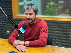 Gerardo Merino en los estudios de Radio 3 de Trelew.