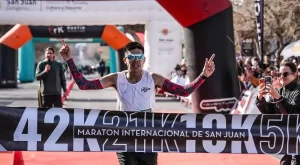 Martín en la llegada de la Maratón Internacional de San Juan.