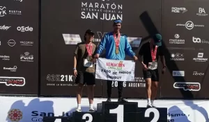 Martín, en lo más alto del podio de la Maratón Internacional de San Juan.