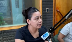 Emilia Arriagada en los estudios de Radio 3 de Trelew.