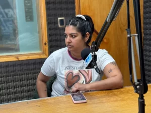 Moira Yanka en los estudios de Radio 3 de Trelew.