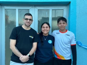 Jorge junto a Zoe Franco y Nelson Castro en la Escuela de Tiro Deportivo de Gaiman.
