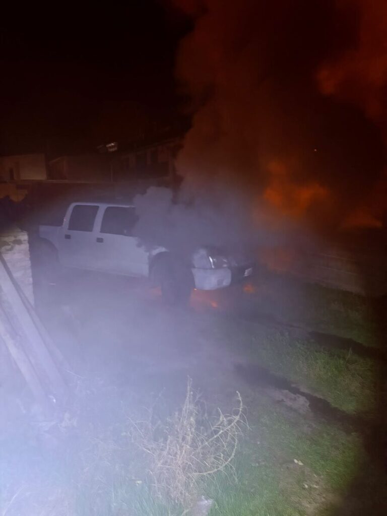 Investigan el incendio de una camioneta en un barrio de Esquel