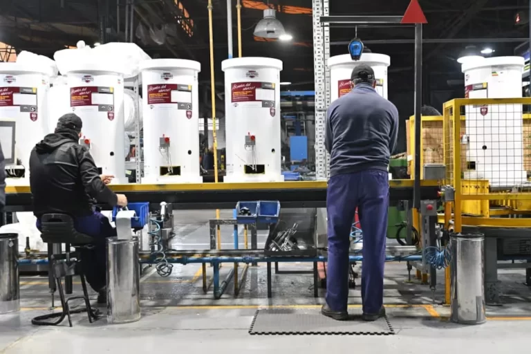La empresa que controla Rheem desvinculó al 10% de su personal y refinanció su deuda