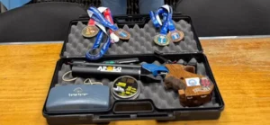 El arma con la que compite y las últimas medallas obtenidas por Jorge.